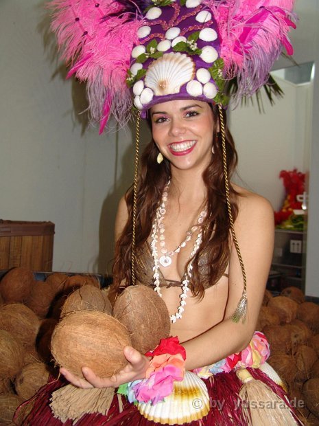Das Highlight, traditionelles Kokosnuss öffnen zur Begrüßung ihrer Gäste (17)